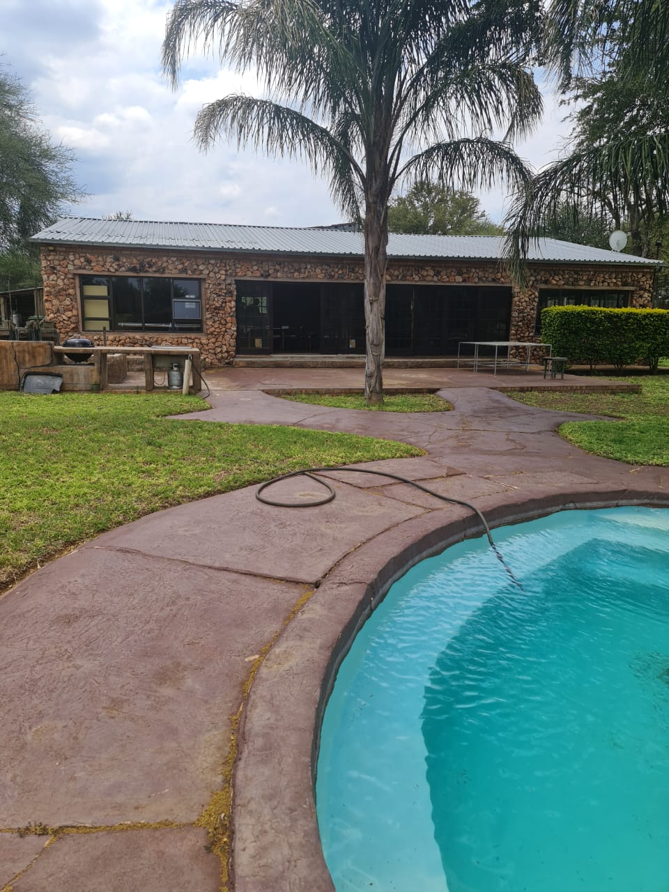 Maxi Ranch lodge with swimming pool